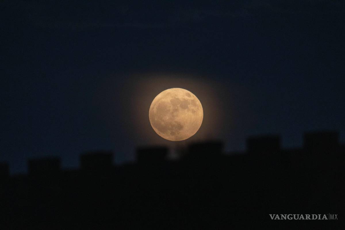 $!Una superluna se eleva sobre los muros de la Ciudad Prohibida en Beijing, China.