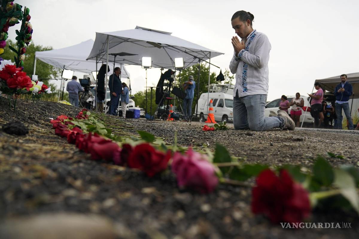 $!Carlow Eduardo Espina reza después de colocar rosas en un altar improvisado en el lugar en el que las autoridades encontraron a medio centenar de migrantes muertos dentro de un tractocamión, el martes 28 de junio de 2022, en San Antonio. (AP Foto/Eric Gay)