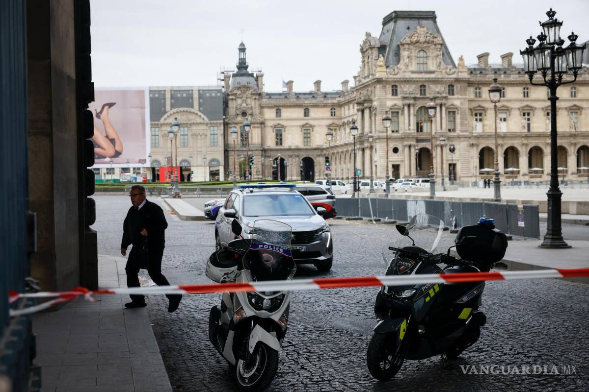 $!Vehículos de la policía mientras agentes vigilan afuera del Museo del Louvre durante una evacuación luego de que recibieron una amenaza de bomba.
