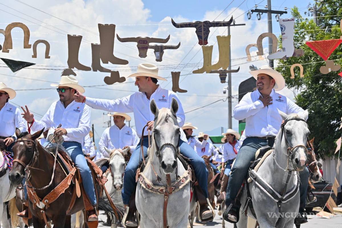 $!El gobernador Manolo Jiménez Salinas encabezó el recorrido acompañado por autoridades estatales, municipales y cientos de cabalgantes.