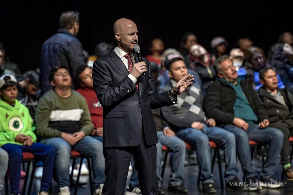 $!John Milton hipnotiza al Teatro Fernando Soler en su visita a Saltillo