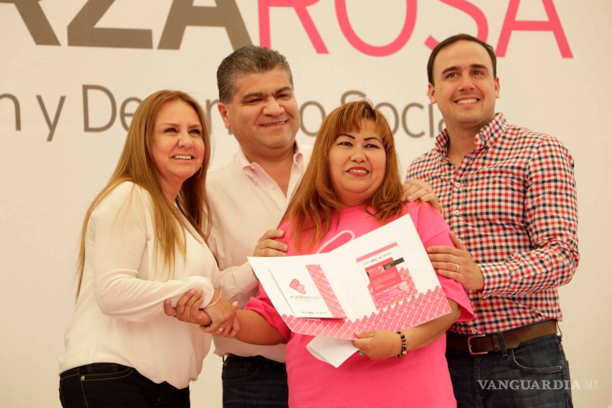 Entrega Miguel Riquelme las primeras tarjetas de “Fuerza Rosa” en Coahuila