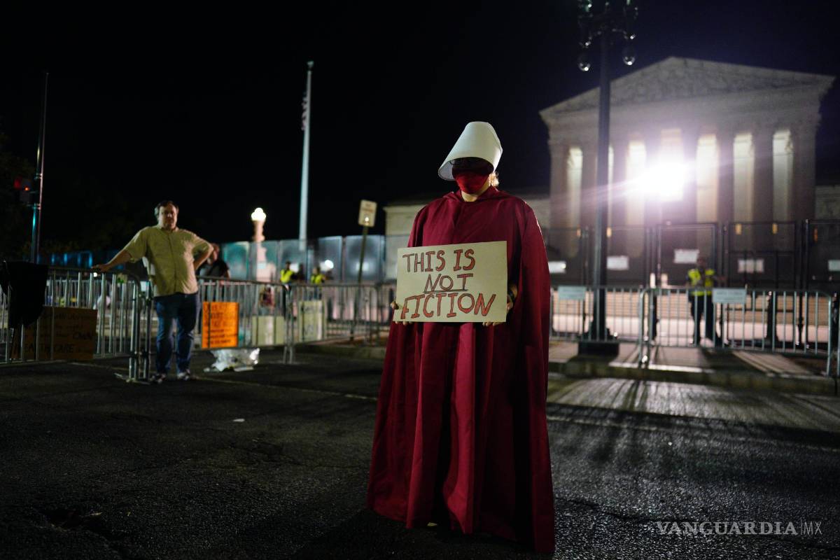 $!Los manifestantes protesta rente a la Corte Suprema después del atardecer en Washington.