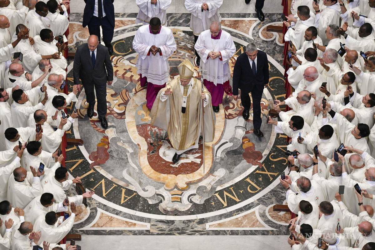 $!El Papa León XIV dirige una misa con ordenaciones sacerdotales dentro de la Basílica de San Pedro en el Vaticano.