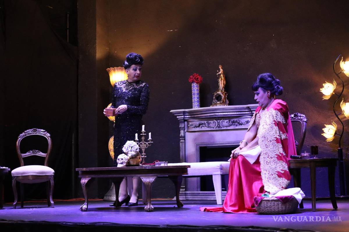 $!Entre penumbras ‘Las Vampiras Morales’ continúan su camino a las 100 representaciones