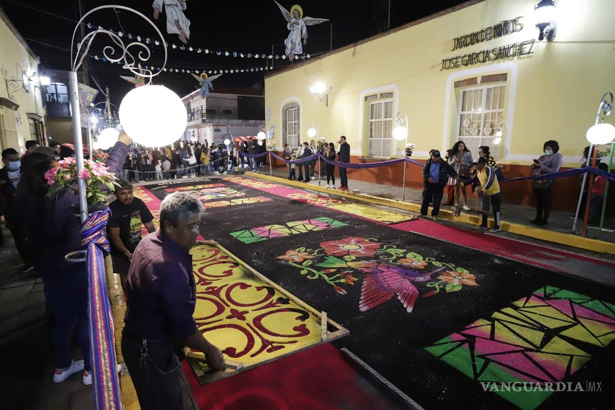 $!En el proyecto participaron 240 artesanos con 80 toneladas de aserrín multicolor.