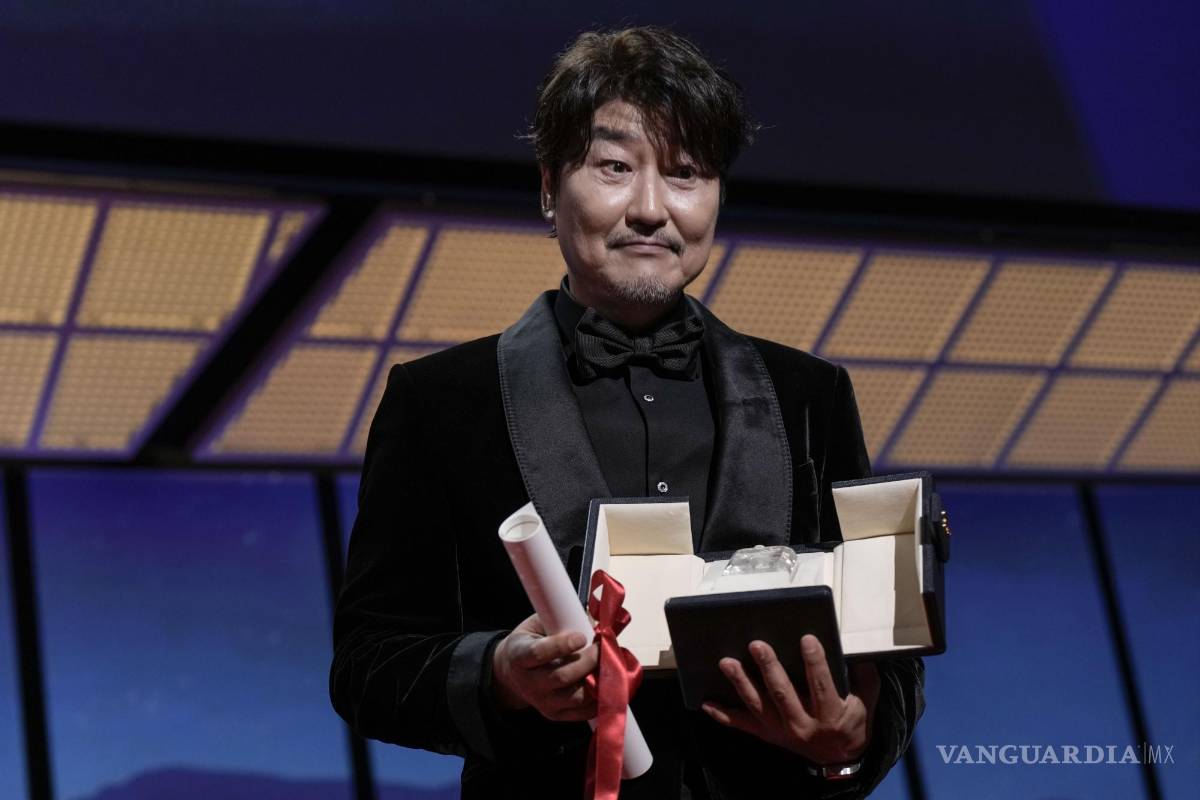$!Song Kang-ho recibe el premio al mejor actor por su trabajo en Broker.