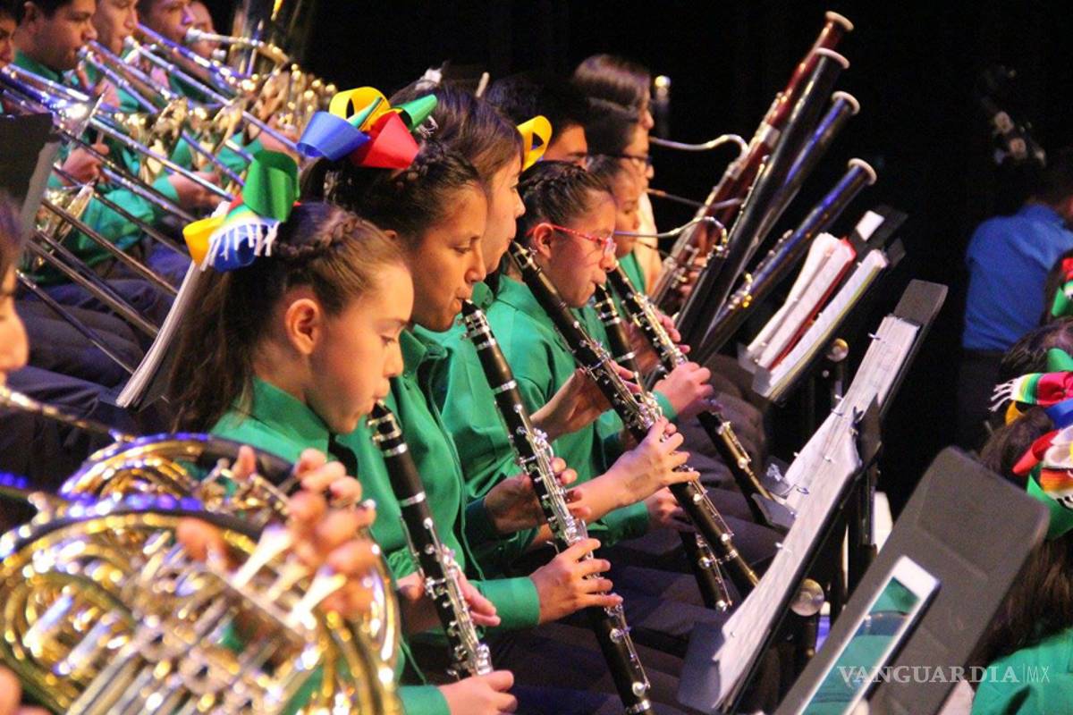 Integrantes de la Orquesta Esperanza Azteca atrapan sueños con sus voces e instrumentos