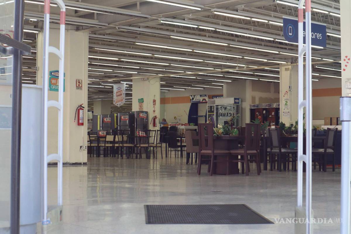 $!La tienda se encuentra vacía; muy pocas personas culminan una compra.