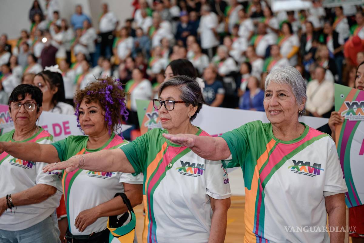 $!Los adultos mayores desfilan durante la inauguración de los Juegos Municipales Deportivos y Culturales, destacando su entusiasmo y energía en cada disciplina, desde deportes hasta expresiones artísticas.