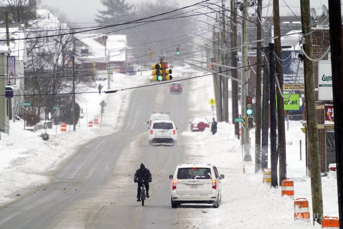 Azota ciclón a EU con nieve, frío; provoca cortes de luz y suspensión de vuelos