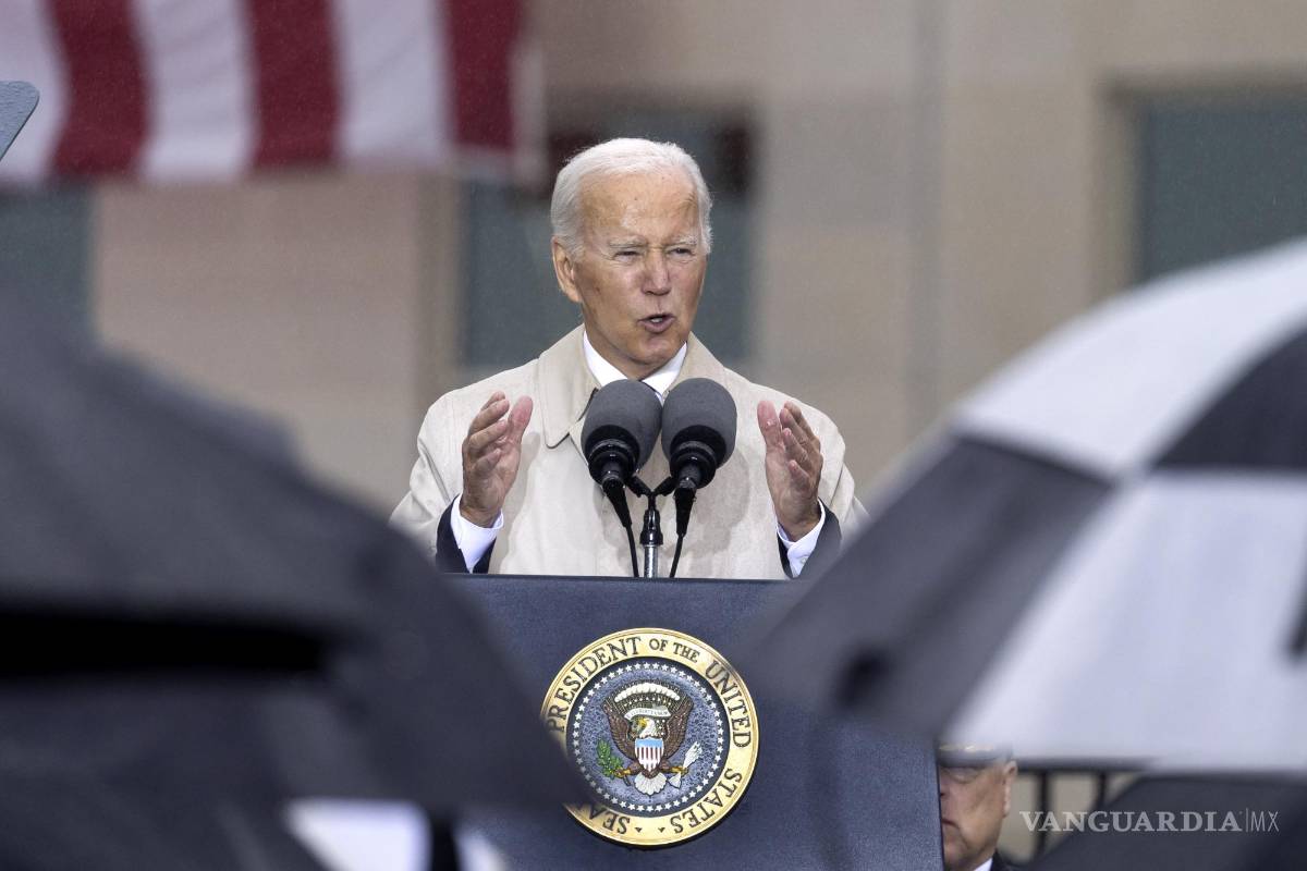 $!Biden estuvo bajo una lluvia constante y rindiendo homenaje a los “estadounidenses extraordinarios” que dieron su vida en uno de los días más oscuros de la nación.
