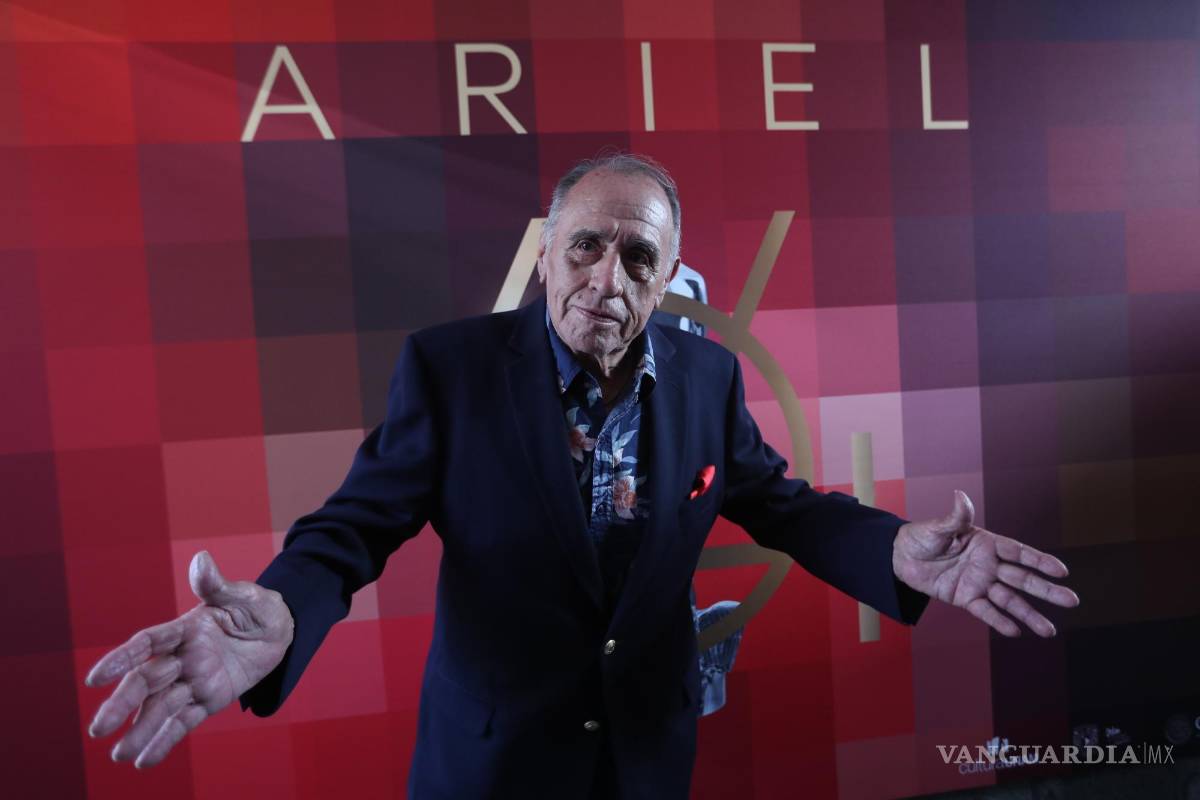 $!El actor mexicano Alejandro Suárez posa durante la toma de la fotografía oficial de los nominados de la edición 64 de la ceremonia del Ariel en la Ciudad de México.