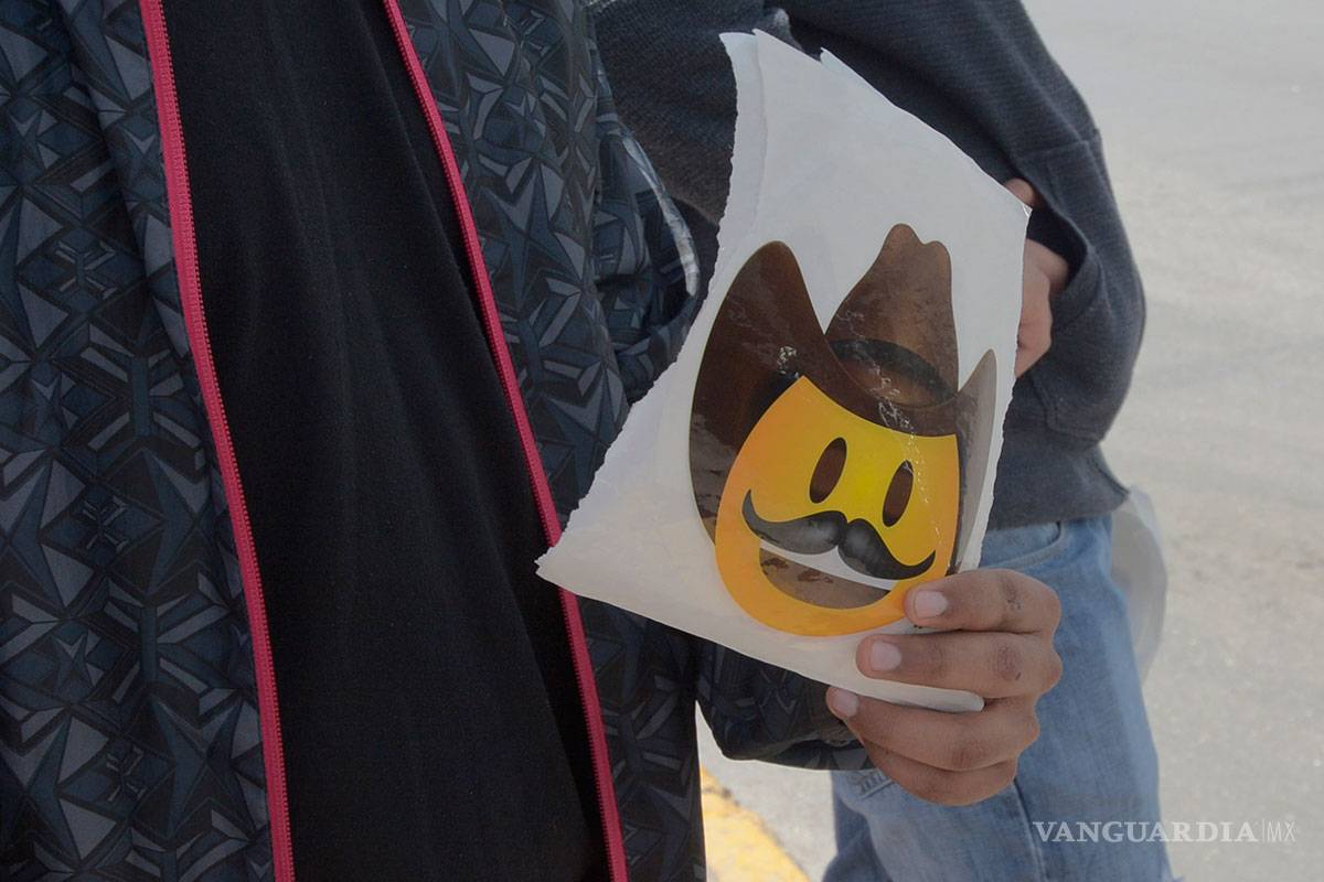 $!Grupo de jóvenes pegan calcas en Saltillo; aseguran que Guadiana los envió a hacer propaganda