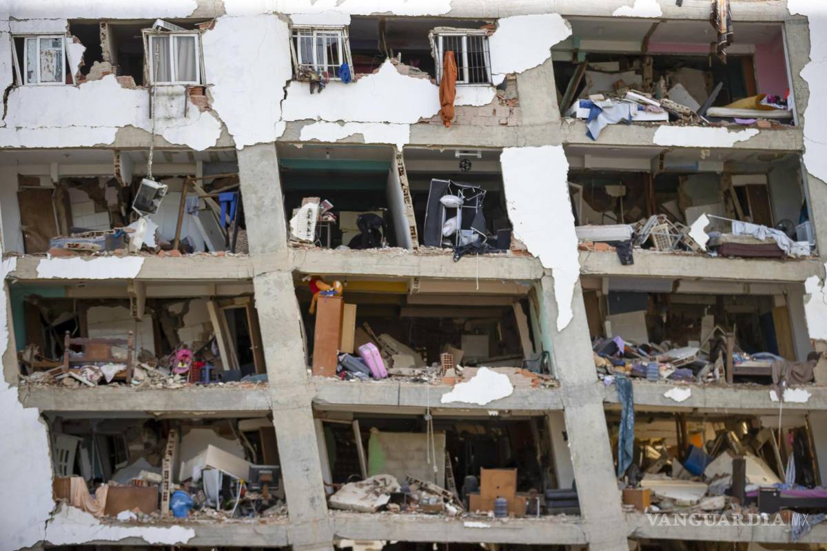 $!CATIA LA MAR, 26/06/2026.- Detalle de un edificio derruido en Catia la Mar, Venezuela, mientras continúa la búsqueda entre los escombros de los edificios, este viernes. Recostados en colchones, sábanas, sillas, carpas y campamentos improvisados, cientos de personas duermen en el asfalto, jardineras, plazas y canchas en Catia La Mar, una de las ciudades más afectadas por los terremotos de magnitud 7,2 y 7,5 ocurridos el miércoles en Venezuela y que se han cobrado la vida de 235 personas.