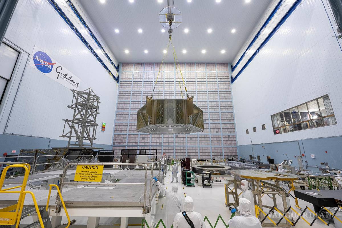 $!Fotografía de la gran estructura primaria hexagonal del Telescopio Espacial Roman suspendida del techo en pleno vuelo en el interior.