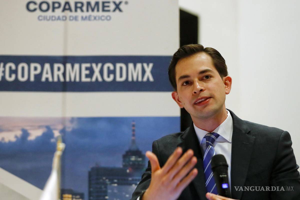 $!El gerente de proyecto en la fundación alemana Konrad-Adenauer-Siftiung México, Juan Pablo Campos González, en una conferencia de prensa en Ciudad de México.