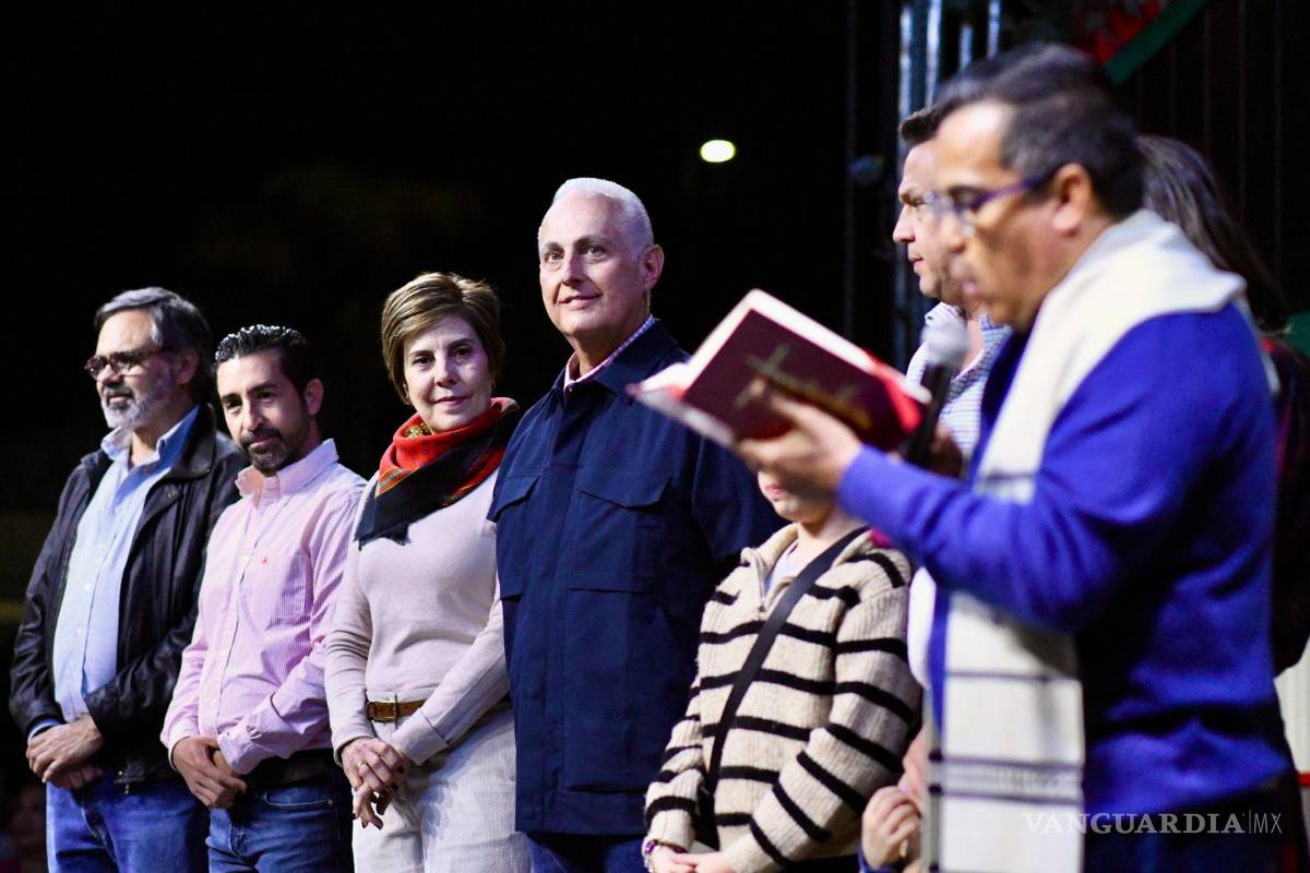 $!La familia de Torreón disfrutó de una noche llena de luz y espíritu navideño, con la presencia de Santa Claus en las villas instaladas.