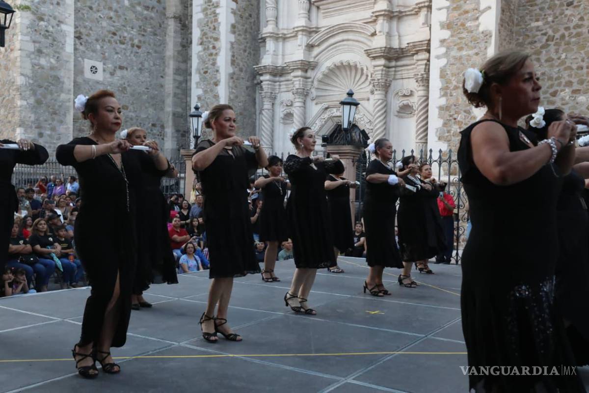 $!Integrantes de distintos ballets folklóricos ofrecieron coloridas presentaciones en el Paseo Capital, mostrando tradiciones dancísticas de diversas regiones de México.