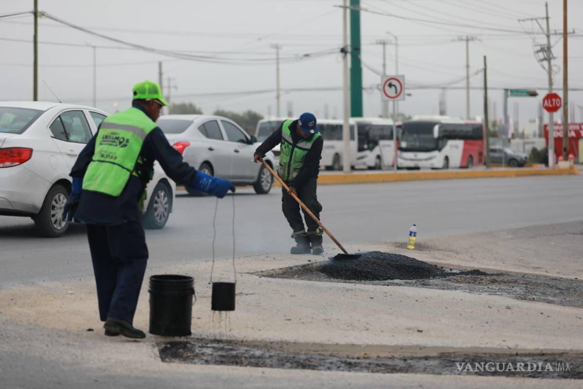 $!Brigadas de Aquí Andamos rehabilitaron tramos dañados de la calle Emiliano Zapata, en la colonia San José Oriente.