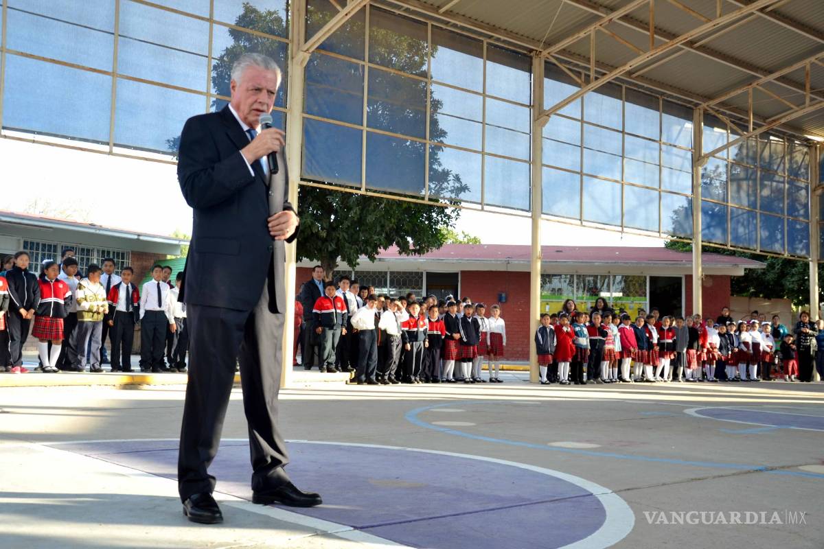Entrega Jorge Zermeño aula en ejido de Torreón