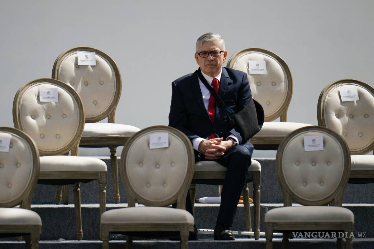 $!César Gaviria, ex presidente de Colombia y presidente del Partido Liberal, espera el inicio de la ceremonia de juramentación de Gustavo Petro, en Bogotá, Colombia.