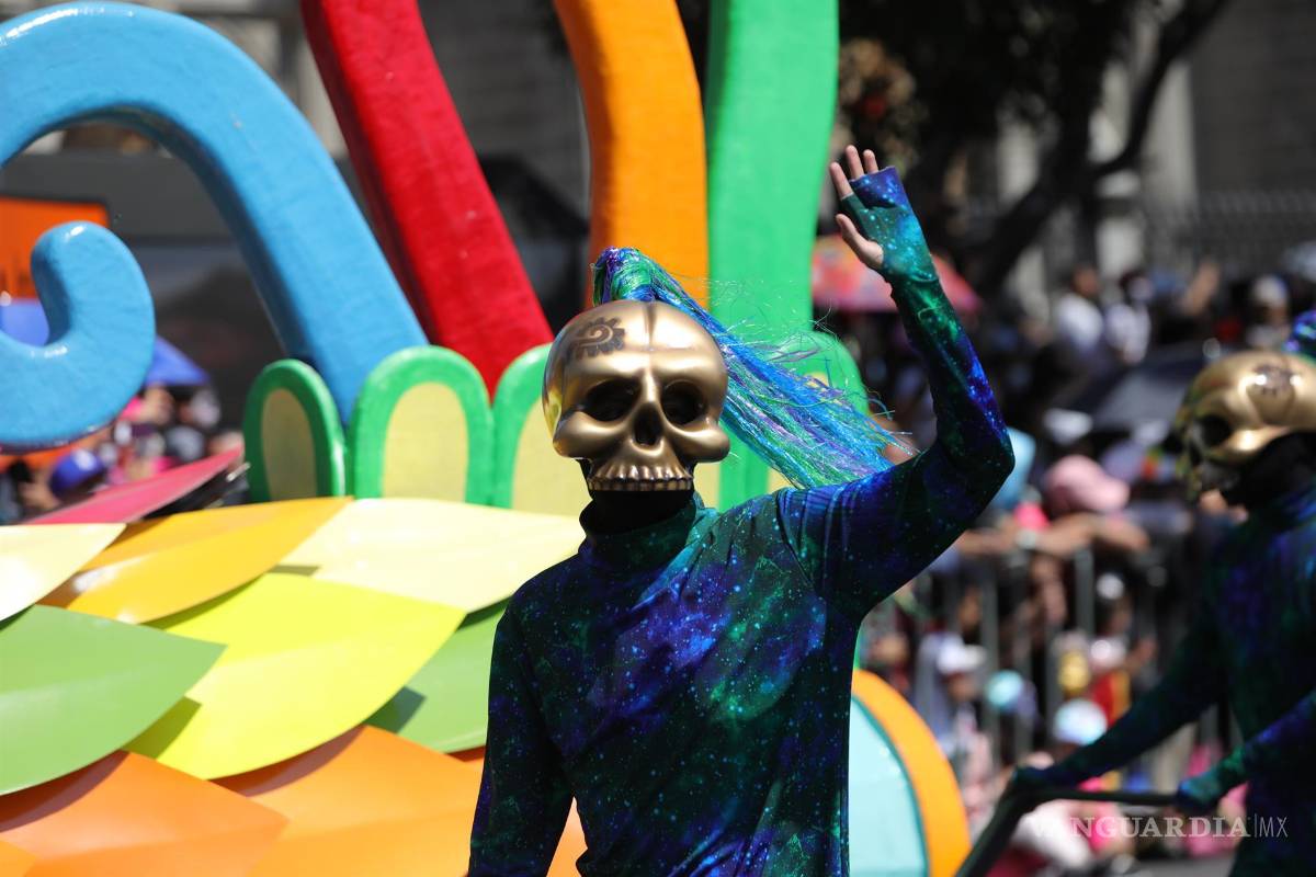 $!Un hombre participa en las principales avenidas en un desfile en conmemoración del Día de Muertos en Ciudad de México. EFE/Mario Guzmán