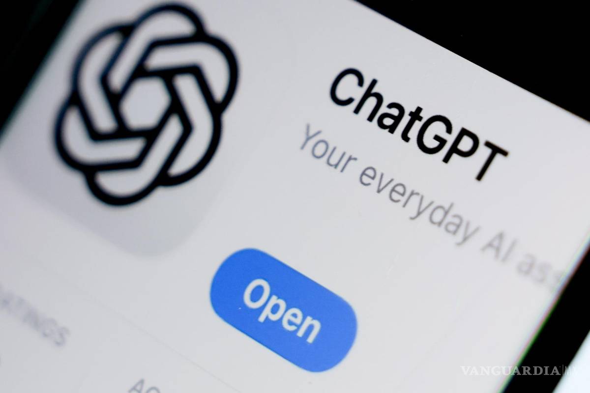 $!La aplicación ChatGPT, desarrollada por la empresa estadounidense OpenAI, en la pantalla de un teléfono inteligente en Berlín, Alemania.