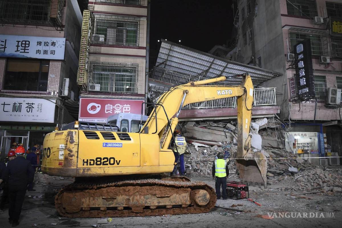 Acelera China rescate tras colapso de edificio