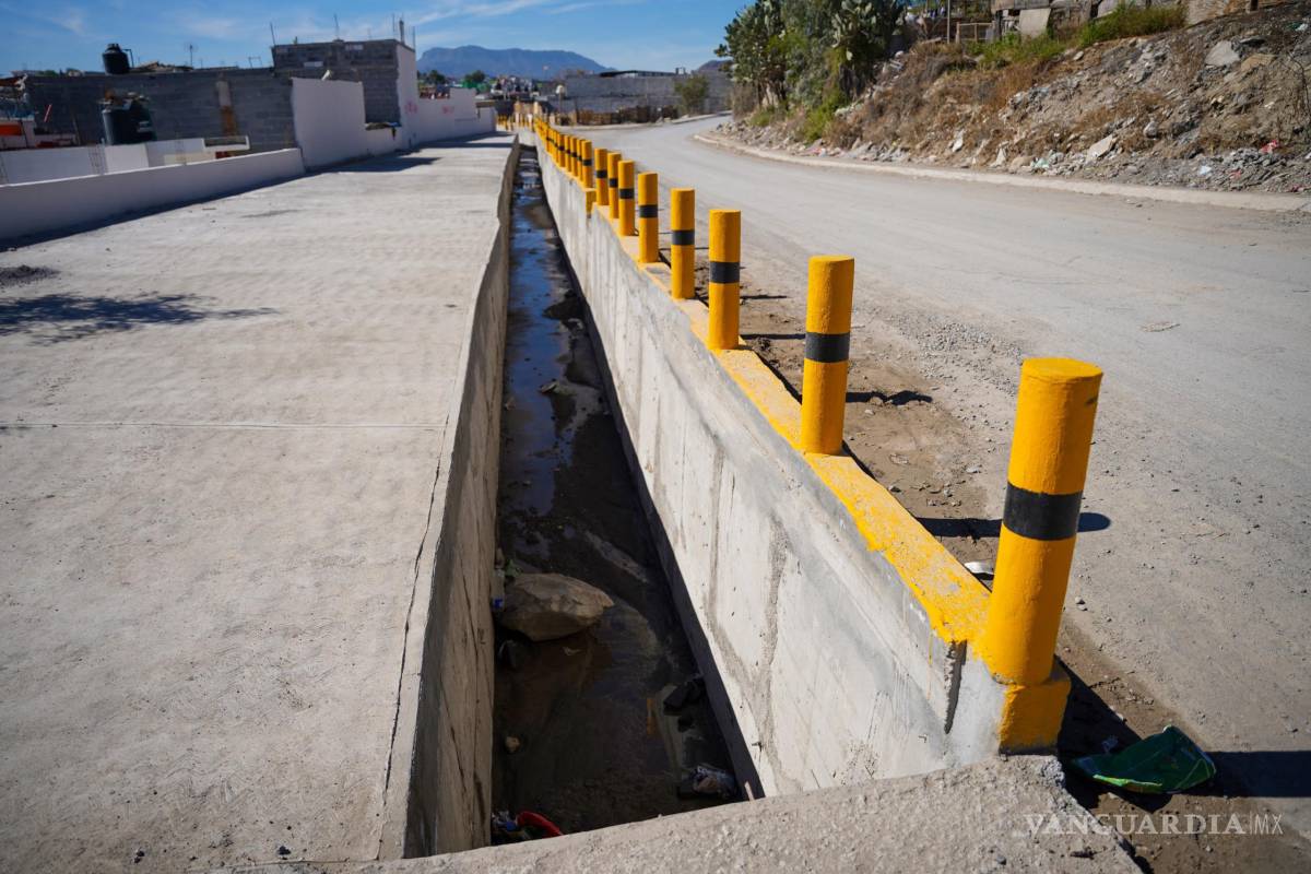 $!El Alcalde entregó un canal de concreto y muro de contención en la colonia Mirador de Ramos Arizpe