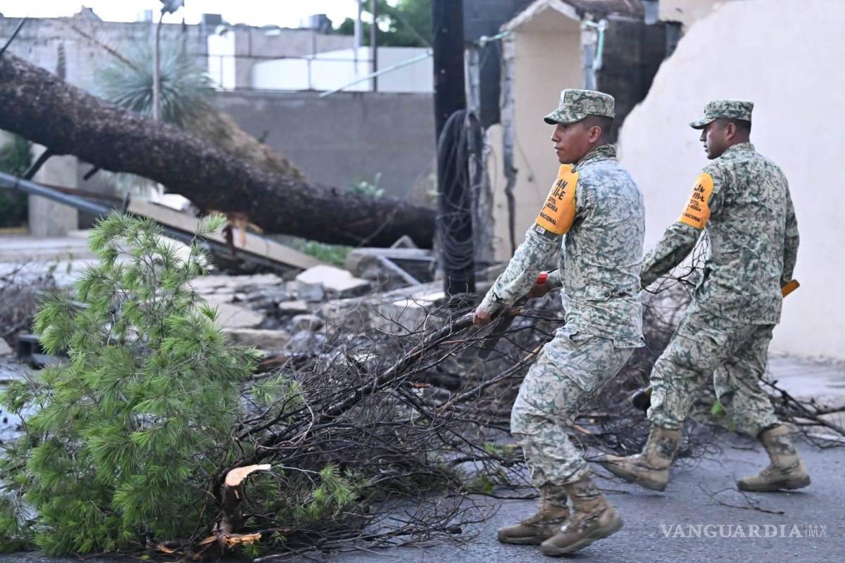 $!Ráfagas de viento de hasta 70 kilómetros por hora acompañaron la intensa lluvia y granizo que afectaron diversos puntos de Monclova, ocasionando daños materiales y cortes en algunos servicios públicos.