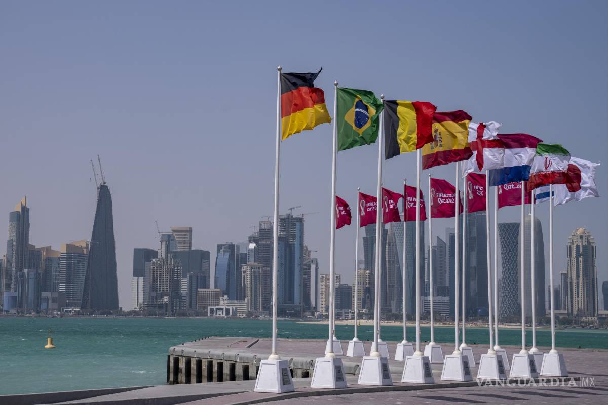 $!Las banderas de los países clasificados al Mundial de Qatar en el malecón de la capital Doha, el 29 de marzo de 2022.
