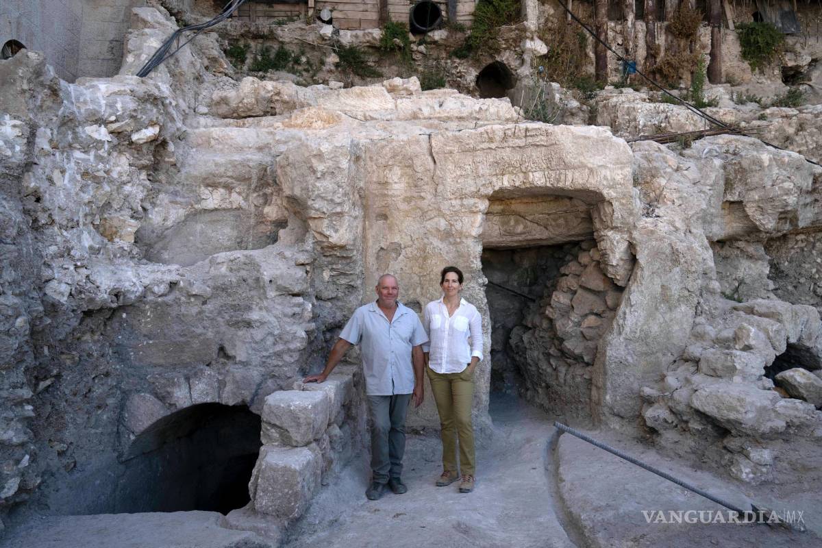 $!Los arqueólogos de la Universidad Hebrea, el Dr. Oren Gutfeld (i) y Michal Haber (d) en el sitio de un baño ritual judío o mikveh, descubierto en Jerusalén.