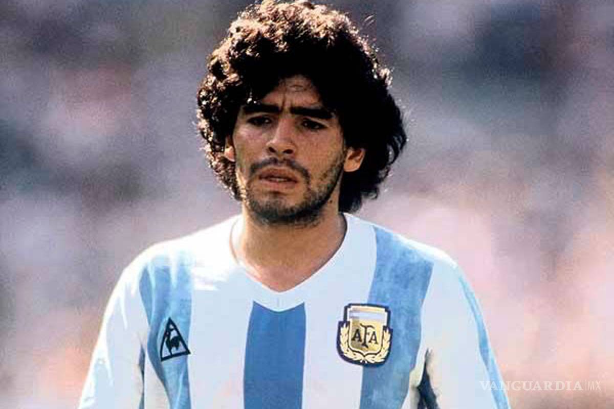 Hace casi 26 años Maradona también abandonó a la Albiceleste