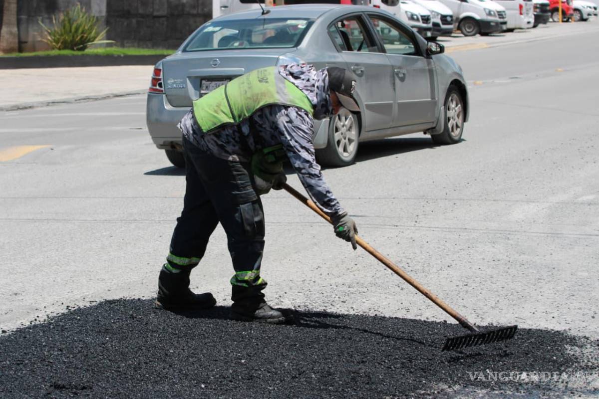 $!El Gobierno de Saltillo mantiene un programa permanente de reparación de pavimento en distintos sectores de la ciudad.