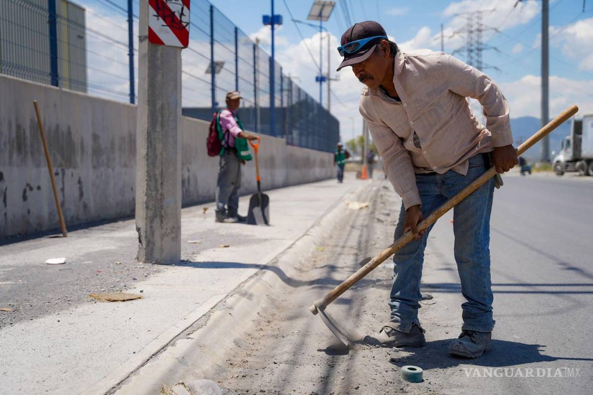 $!El canal entre Villa Sol y Escorial fue limpiado para evitar acumulación de residuos y mejorar el flujo del agua en temporada de lluvias.