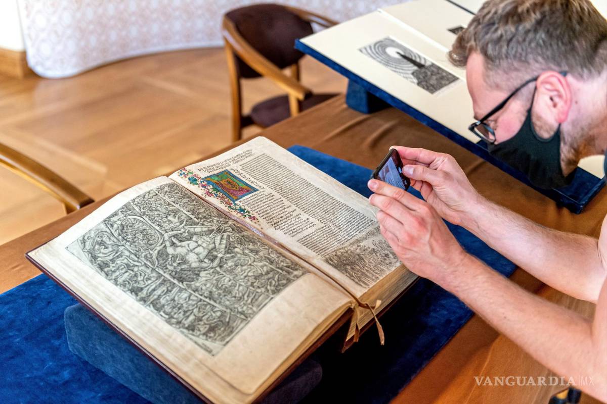 $!Presentación de la edición ilustrada más antigua de ‘La Divina Comedia’ de Dante Alighieri en el Instituto Nacional de Ossolinski en Wroclaw, Polonia. EFE/EPA/Maciej Kulczynski