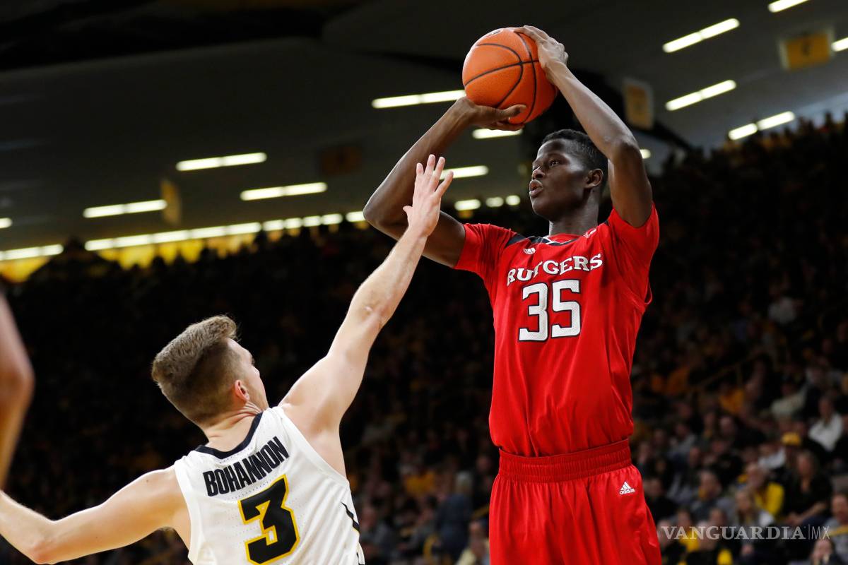 Basquetbolista golpea y lanza cuchillo a una mujer y es probable que lo expulsen de Estados Unidos