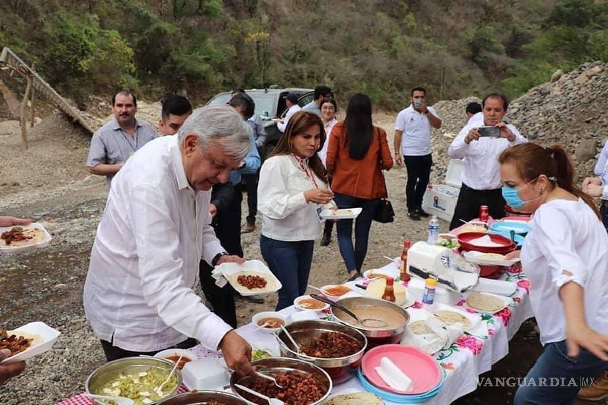 Se arma polémica por supuesta aparición del hermano de 'El Chapo' echando taco con AMLO en Sinaloa