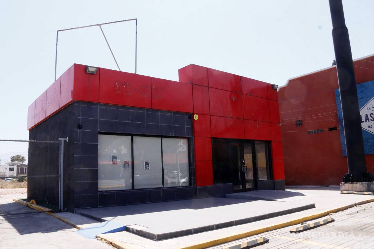 $!El establecimiento contiguo, perteneciente a la cadena Pizza Hut, también se vio afectado con el cese de operaciones.