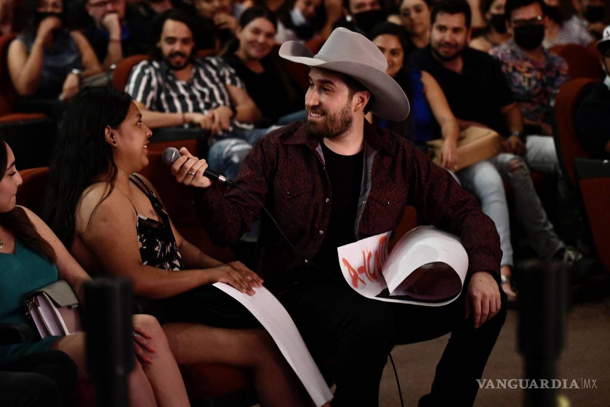 $!Como parte de su stand up, el comediante convivió con el público.