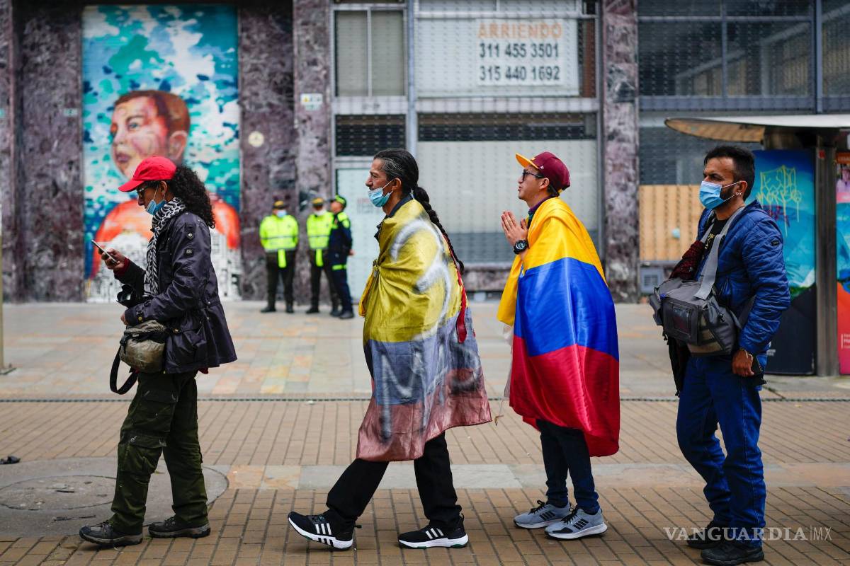 $!Partidarios del presidente Gustavo Petro hacen fila para ingresar a la plaza de Bolívar para asistir a su ceremonia de juramentación en Bogotá, Colombia.