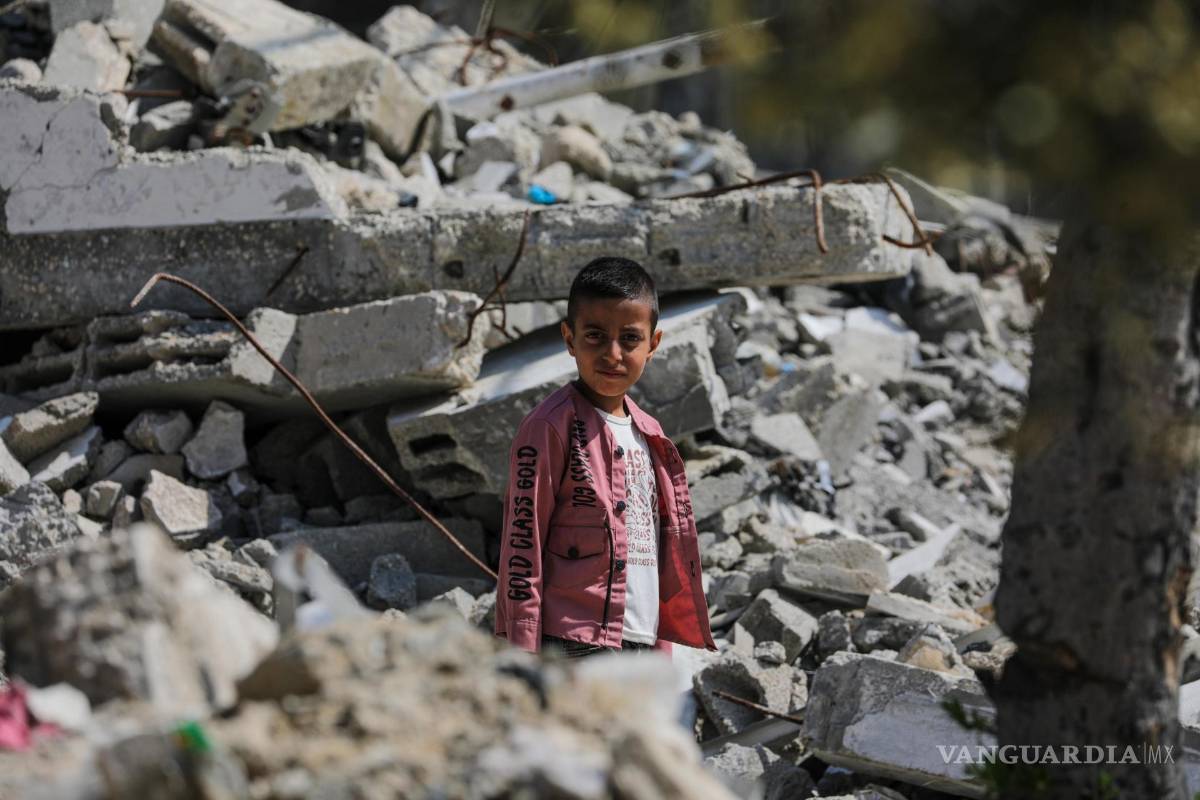 $!Un niño camina entre los escombros de una casa durante una operación militar israelí en el campo de refugiados de al Nusairat, al sur de la ciudad de Gaza.