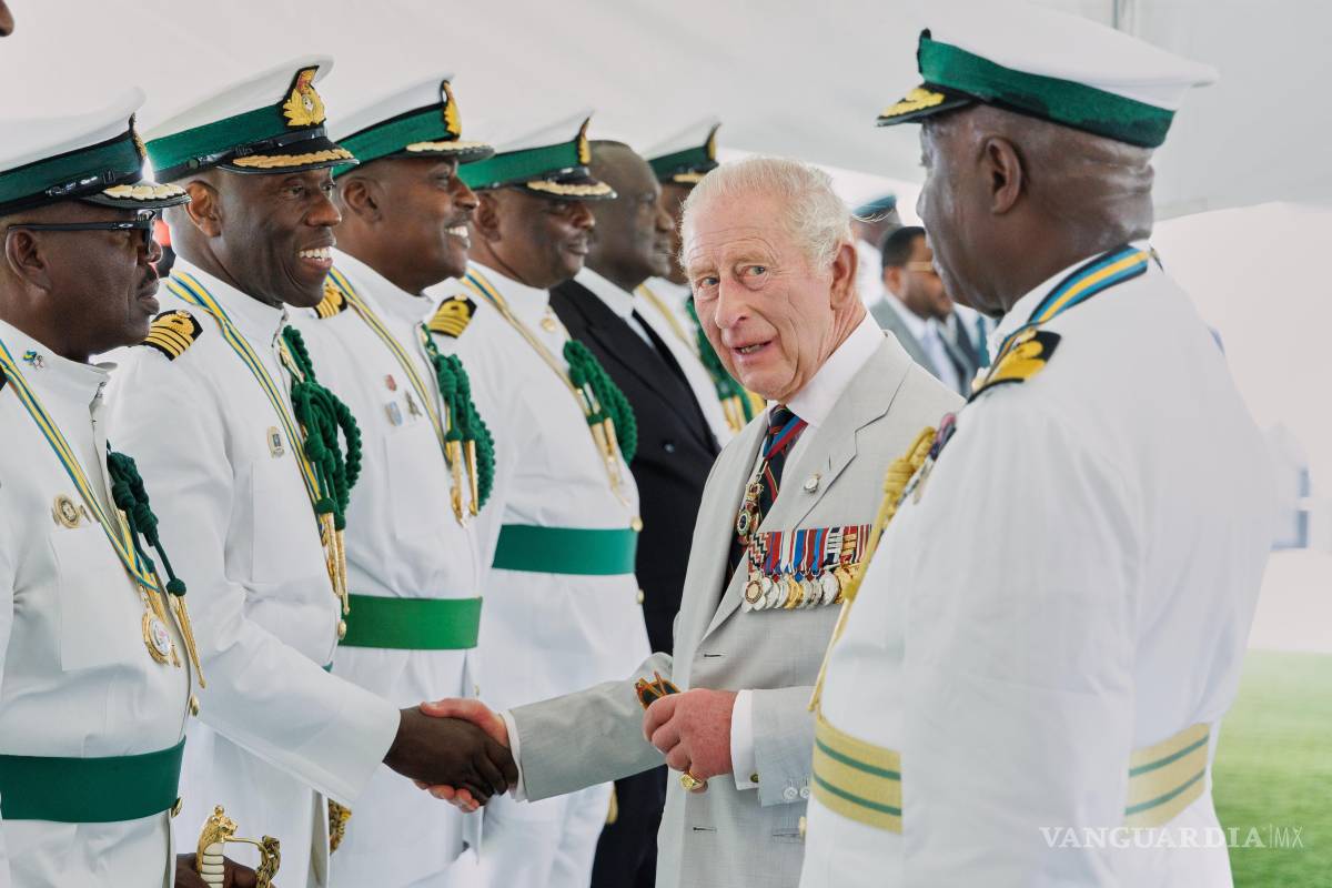 $!l rey Carlos III del Reino Unido se reúne con oficiales en la base de la Real Fuerza de Defensa de las Bahamas, en Nasáu, Bahamas.