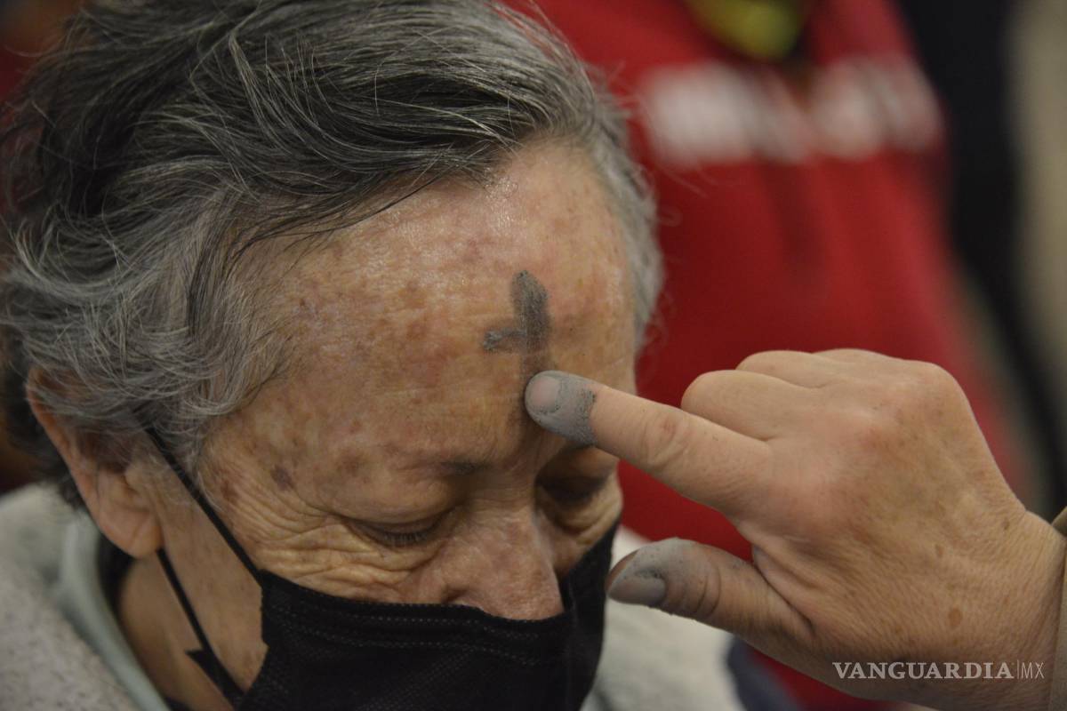 Cuaresma 2023: acuden decenas de feligreses a la Catedral de Saltillo para la imposición de ceniza