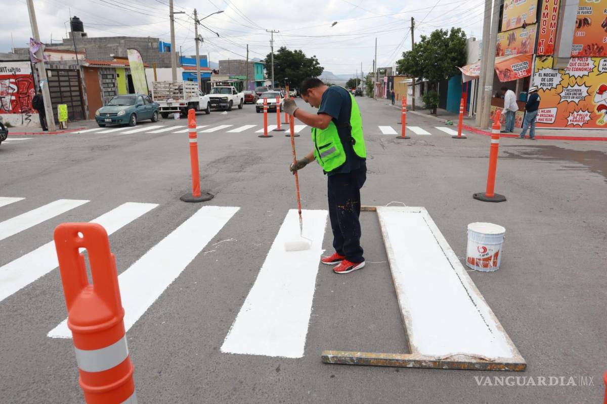 $!El IMMUS pintó cruces peatonales en la colonia Las Teresitas para reforzar la seguridad de los transeúntes.