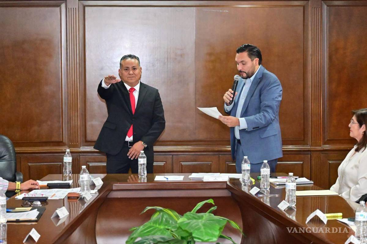 $!Ciro Joel de los Ángeles Palomo fue nombrado nuevo secretario del Ayuntamiento durante una sesión extraordinaria de Cabildo.