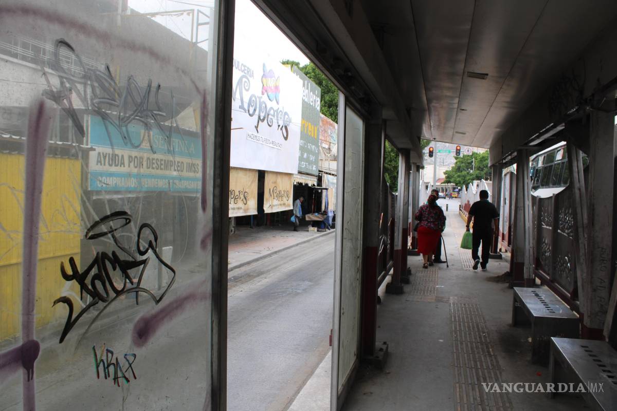 $!La infraestructura del Metrobús Laguna ha quedado ahí como un recuerdo de las promesas al transporte público que no se han cumplido y que, más bien, han resultado fallidas.