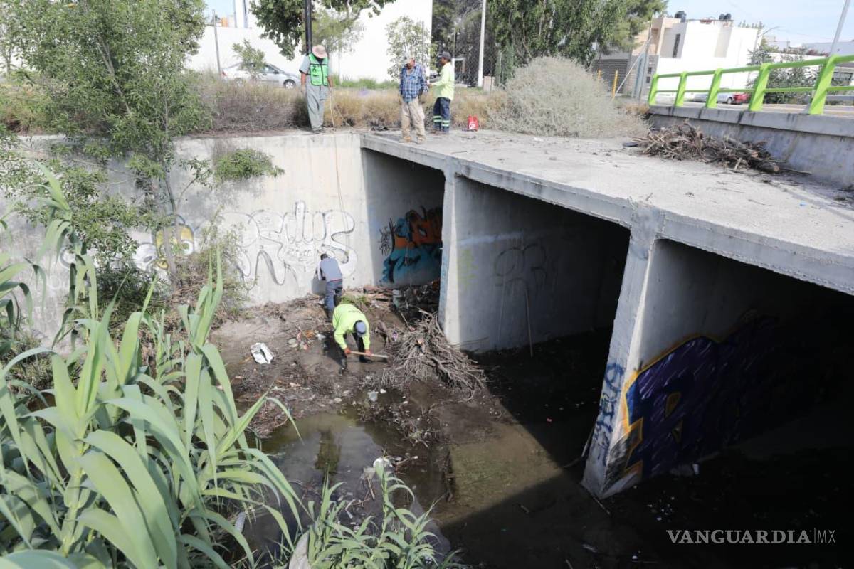 $!Cuadrillas de “Aquí Andamos” retiraron maleza y basura acumulada en el arroyo Charquillo.