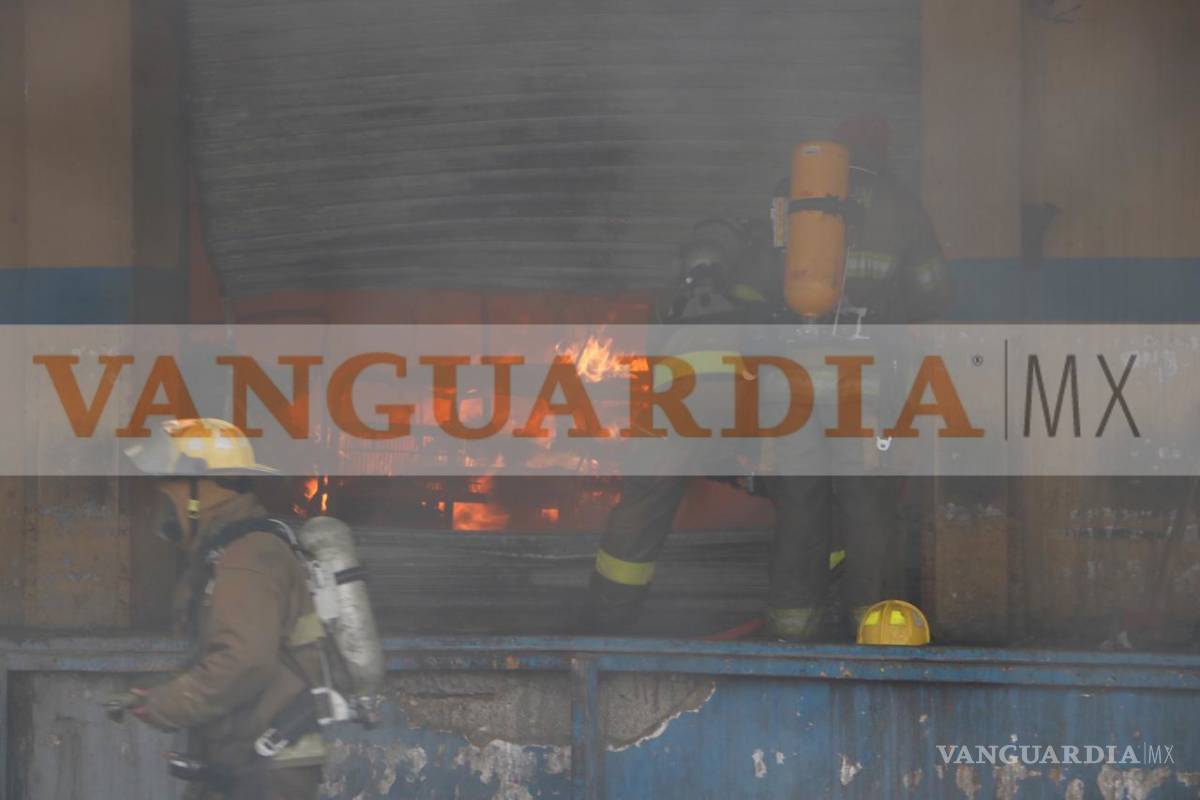 $!Fuerte incendio en bodega a la altura de la Central de Abastos alarma a Saltillo